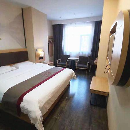 Thank Inn Plus Hotel Lanzhou Railway Station Post And Telecommunications Building Bagian luar foto